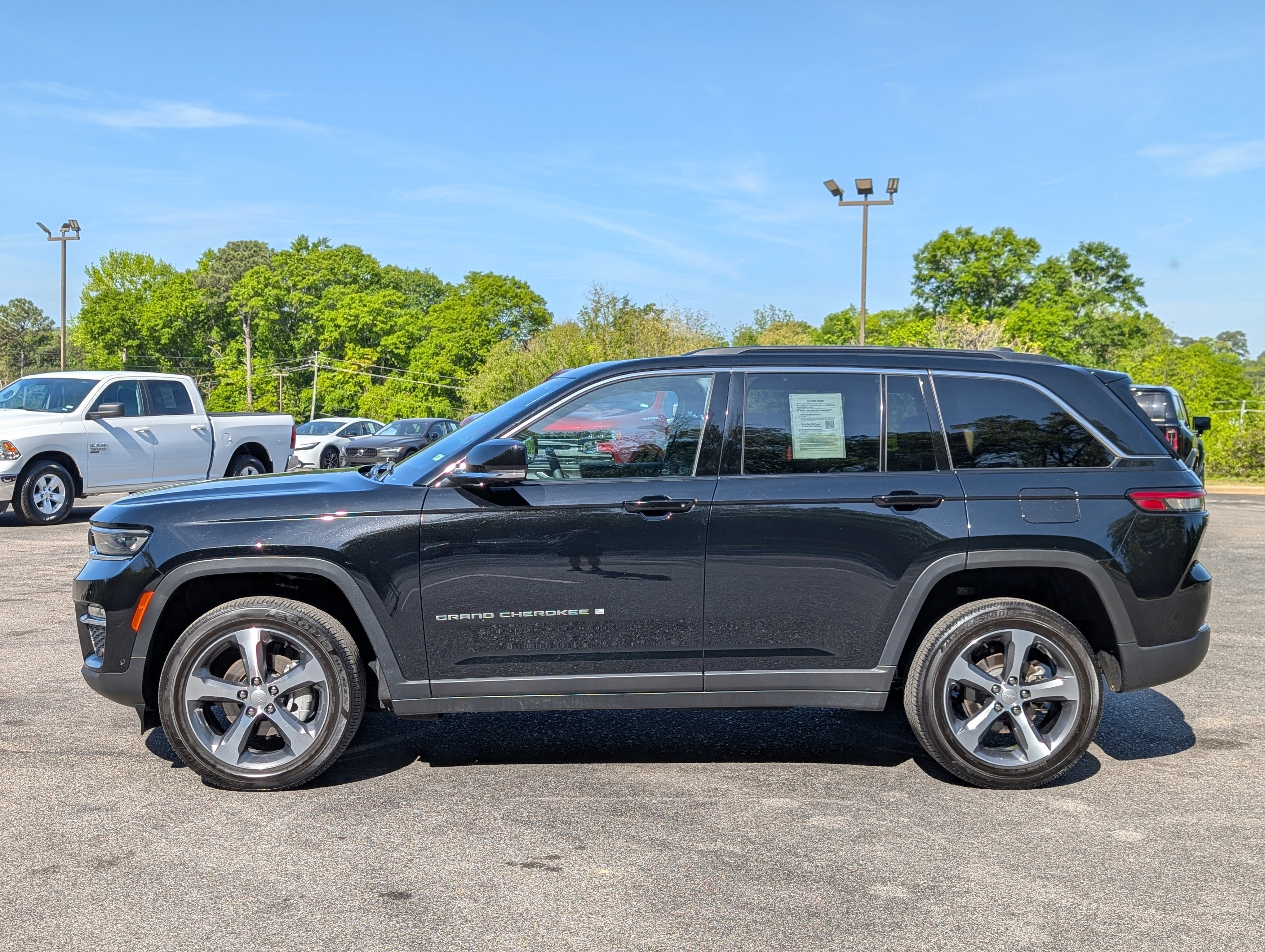 Used 2025 Jeep Grand Cherokee Limited w/ Luxury Tech Group II AWD/4WD image 6