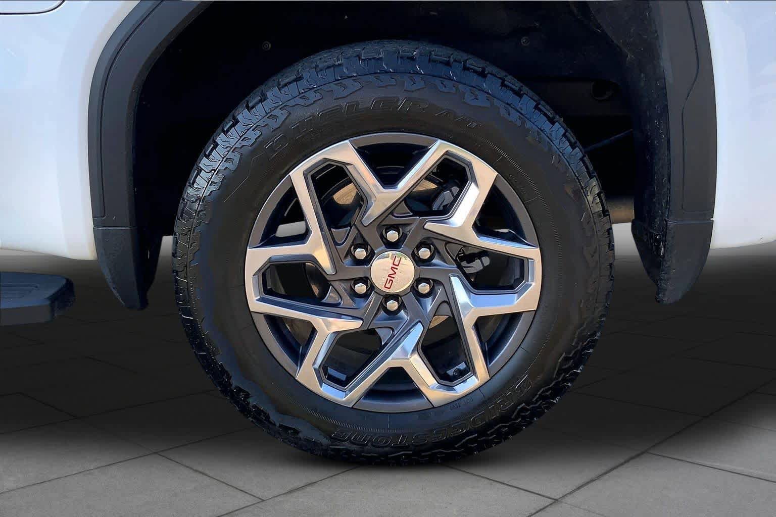 Used 2025 GMC Sierra 1500 SLT w/ SLT Premium Plus Package AWD/4WD image 11
