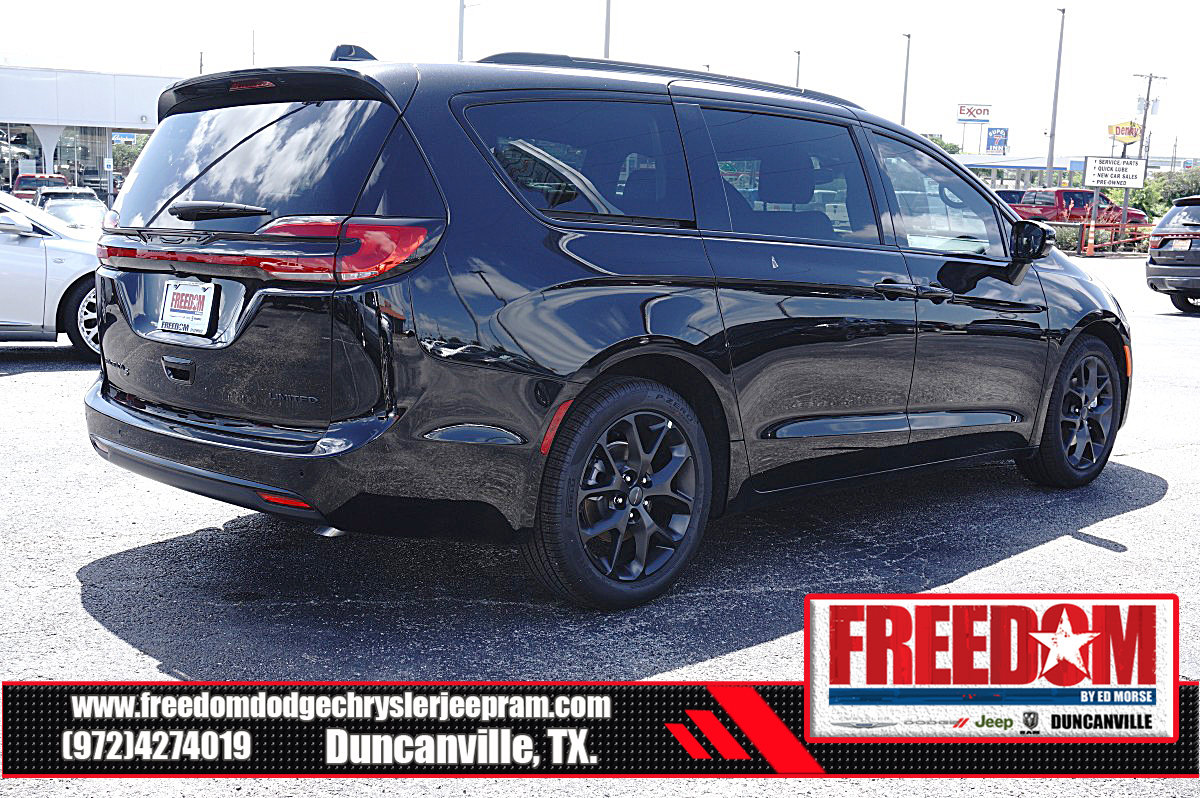 New 2027 Chrysler Pacifica Limited FWD image 5