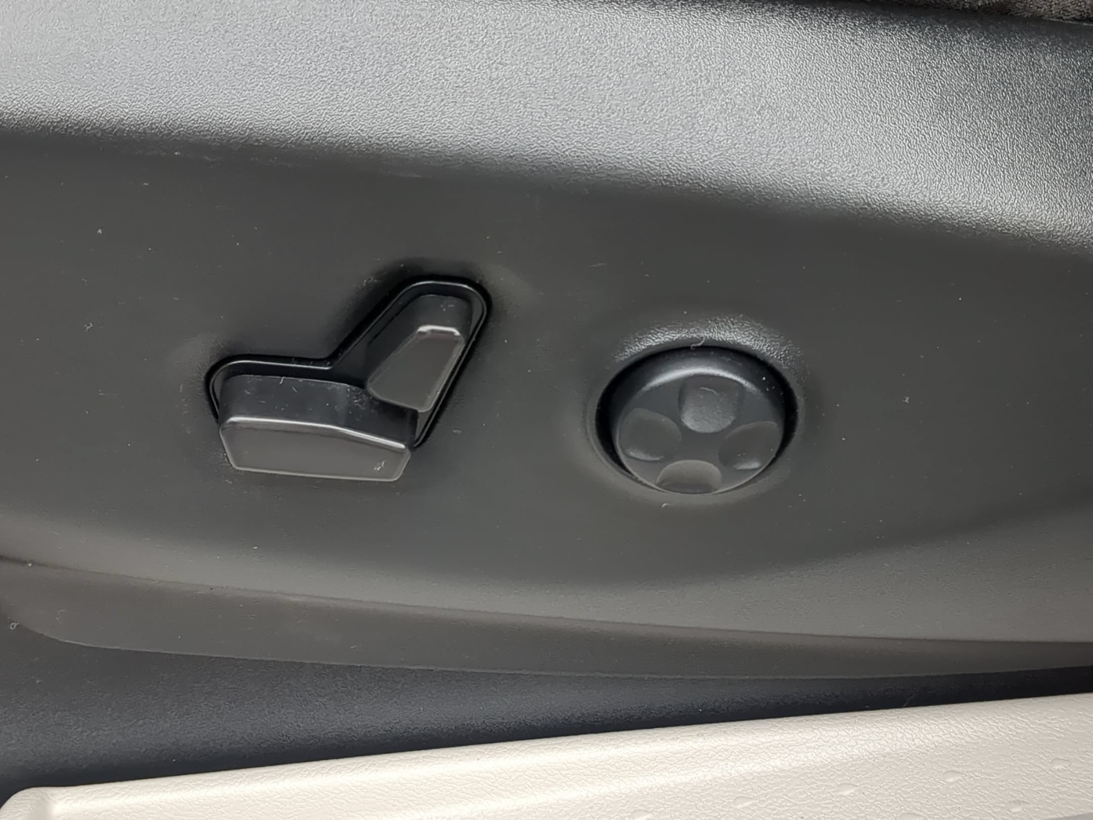 Used 2023 Chrysler Voyager LX FWD image 17