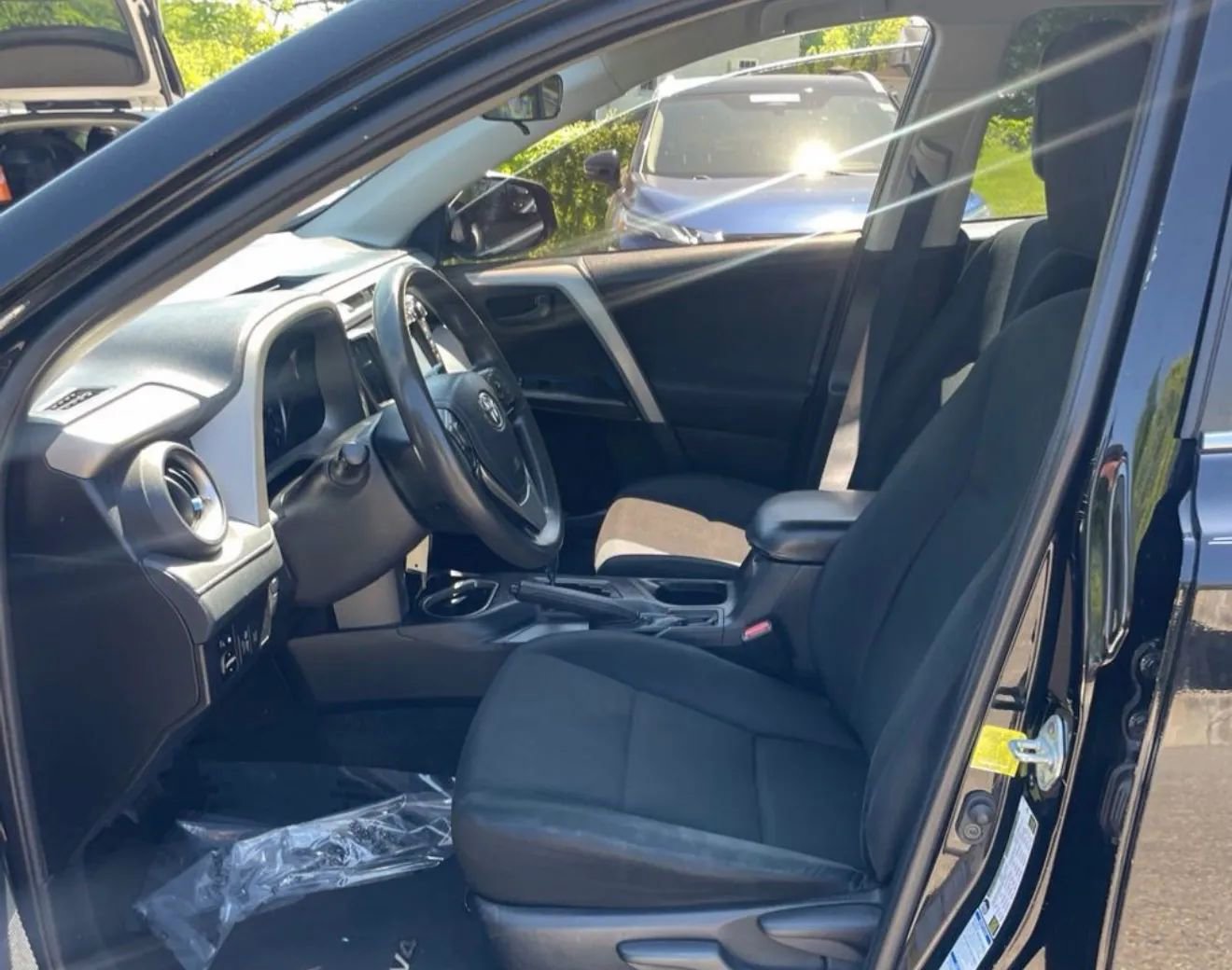 Used 2018 Toyota RAV4 LE w/ Carpet Mat Package AWD/4WD image 4