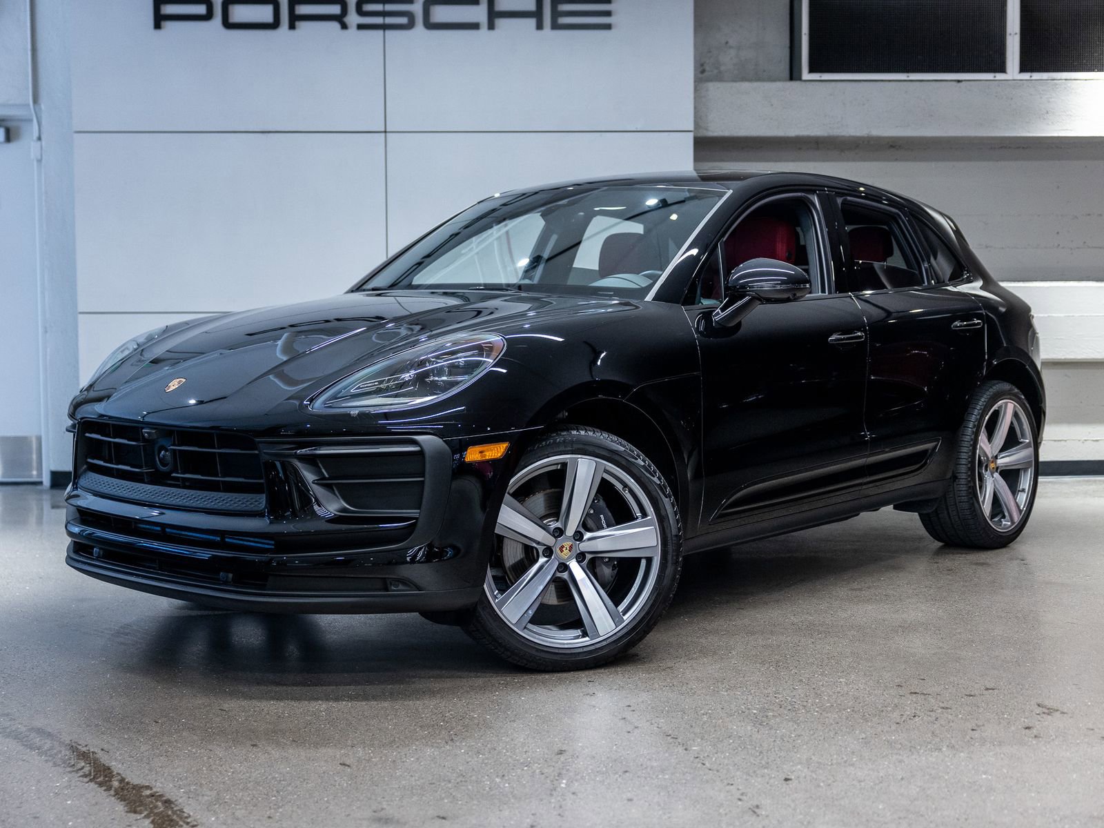 Certified 2025 Porsche Macan AWD/4WD image 1