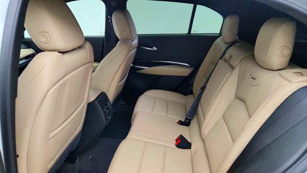 Used 2024 Cadillac XT4 Luxury w/ Cold Weather Package FWD image 21