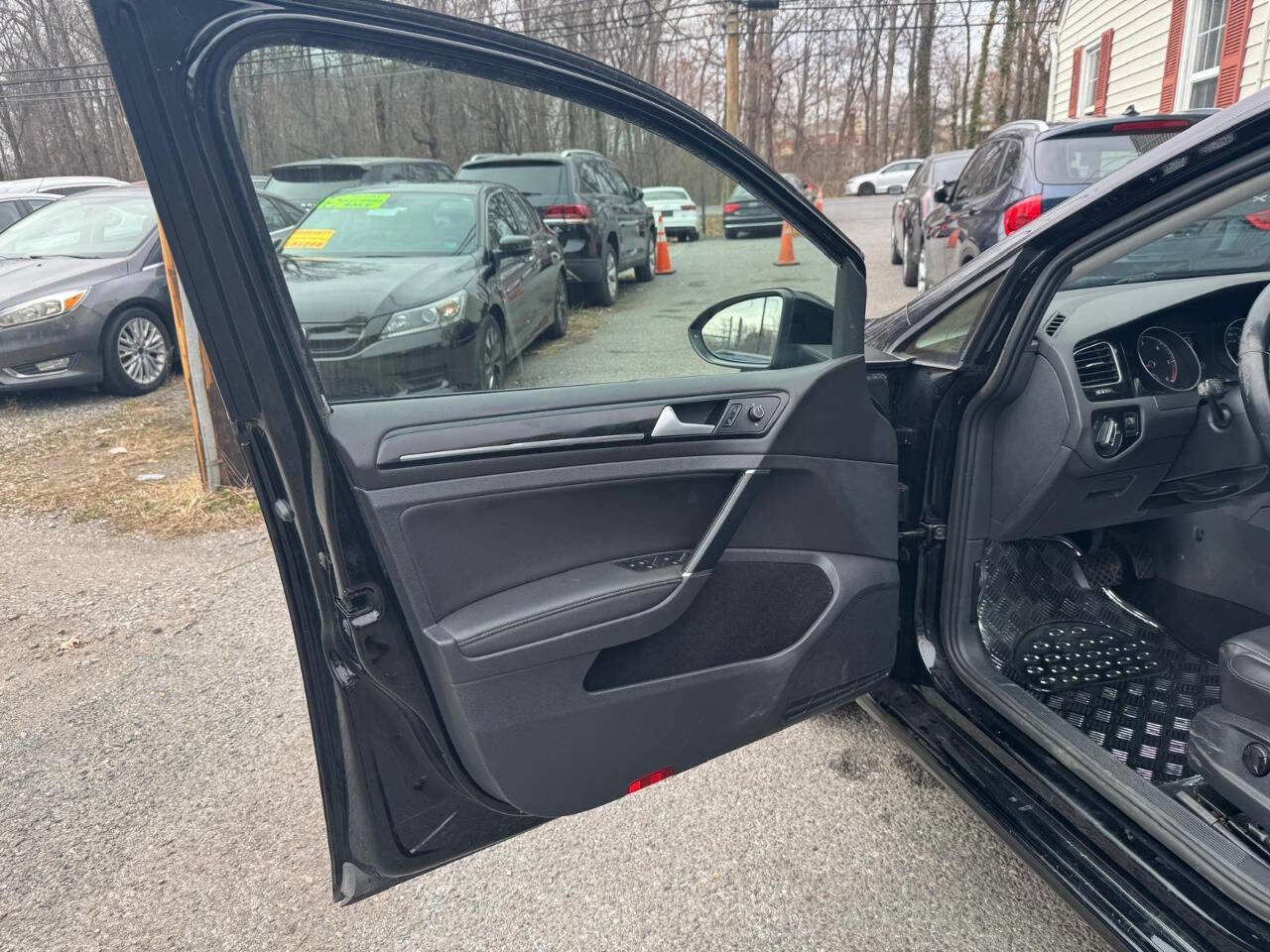 Used 2015 Volkswagen Golf TDI S image 32