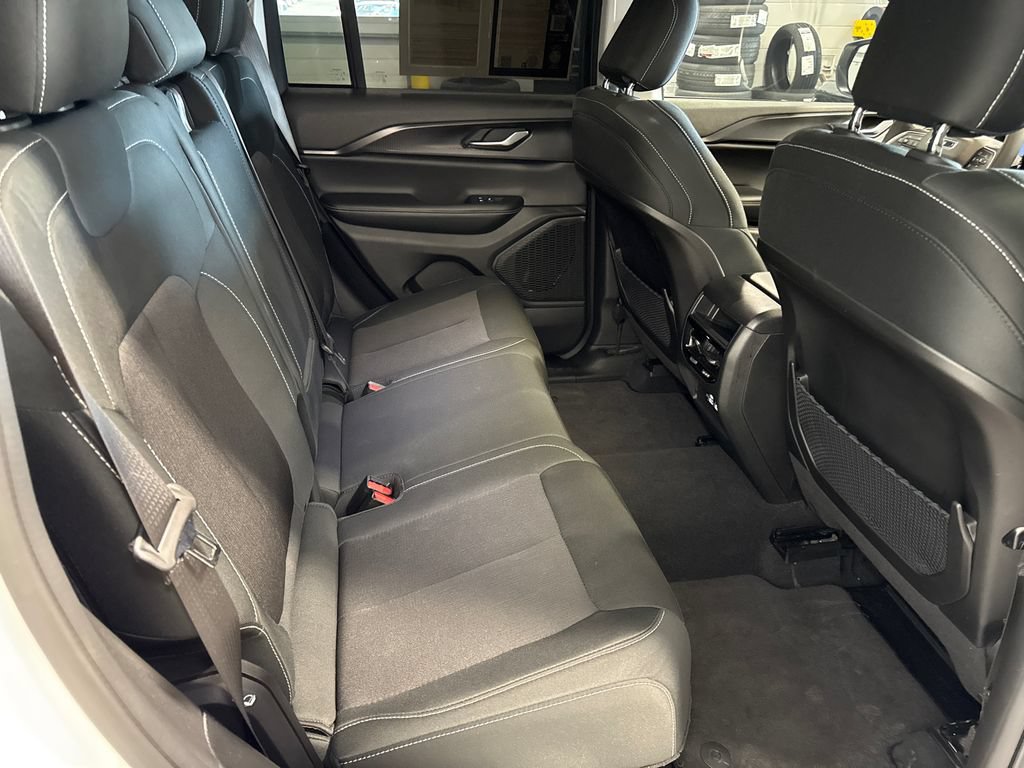 Used 2023 Jeep Grand Cherokee Laredo AWD/4WD image 13
