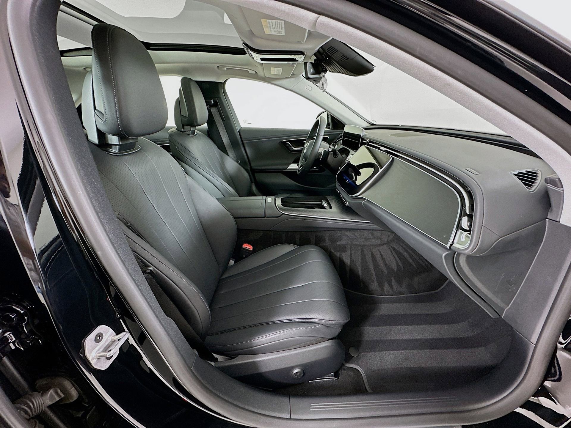 Used 2025 Mercedes-Benz E 350 Sedan image 30