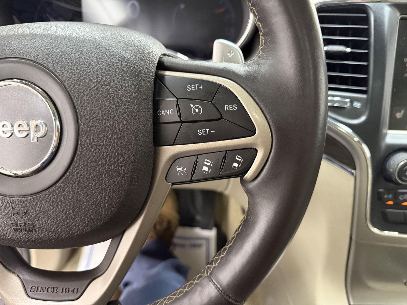 Used 2014 Jeep Grand Cherokee Overland w/ Advanced Technology Group AWD/4WD image 13