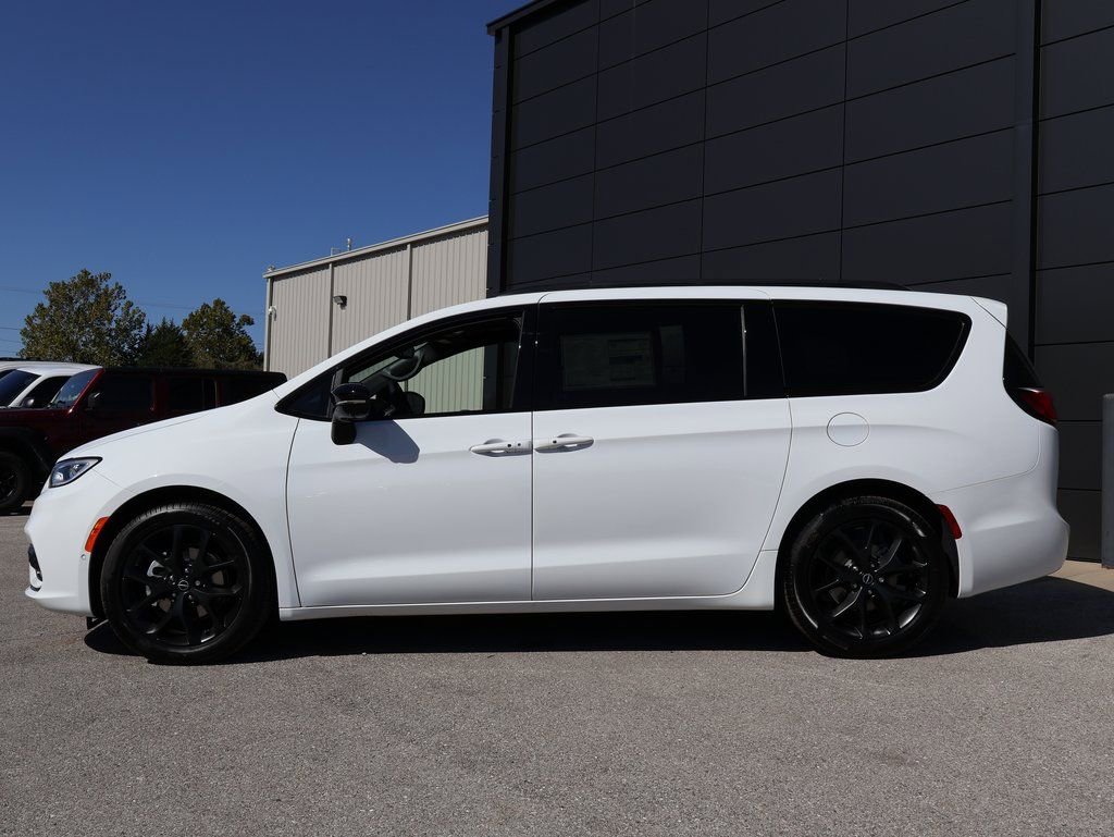 New 2026 Chrysler Pacifica Limited w/ S Appearance Package FWD image 2