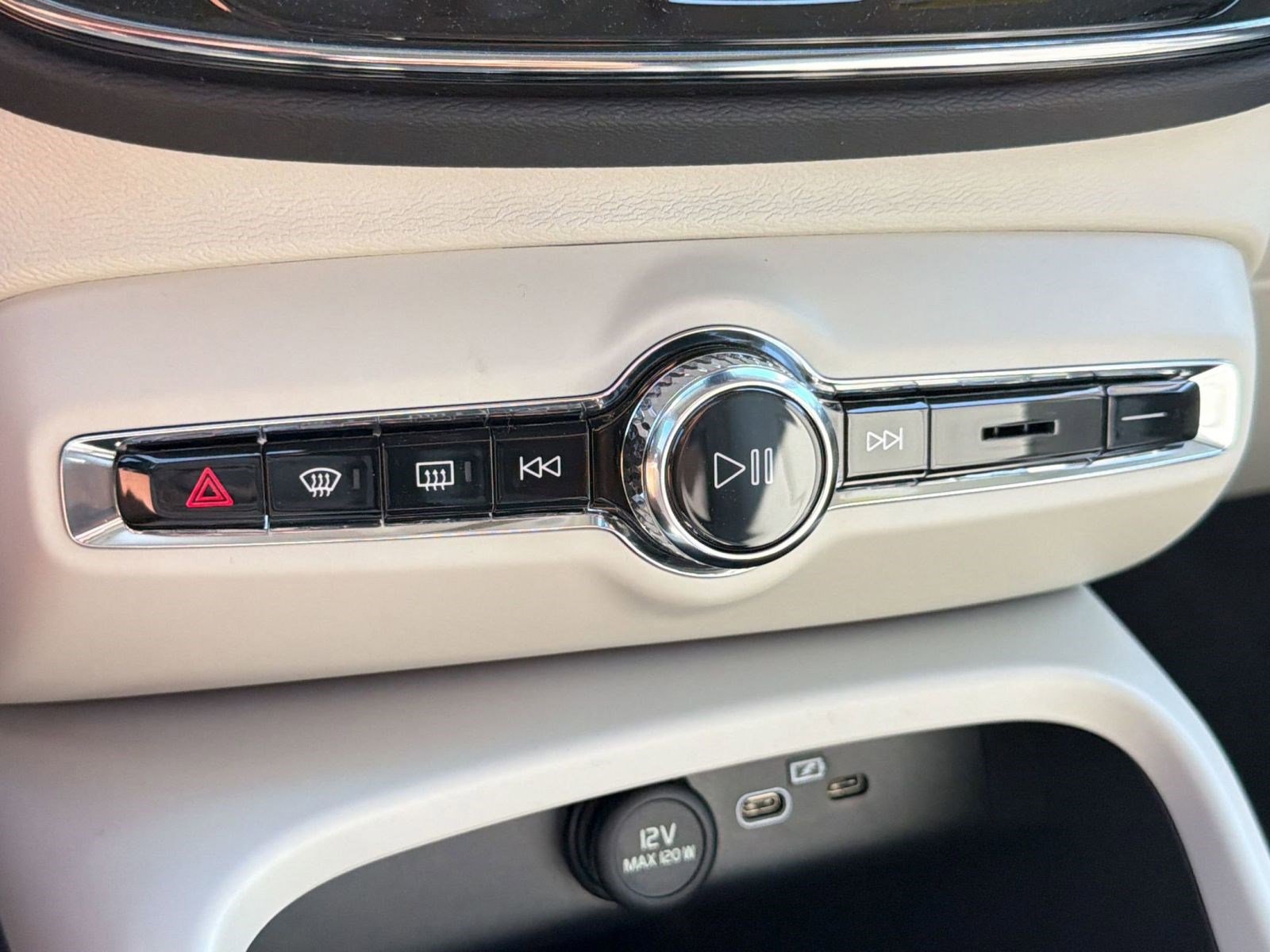 New 2026 Volvo XC40 B5 Ultra w/ Protection Package image 18