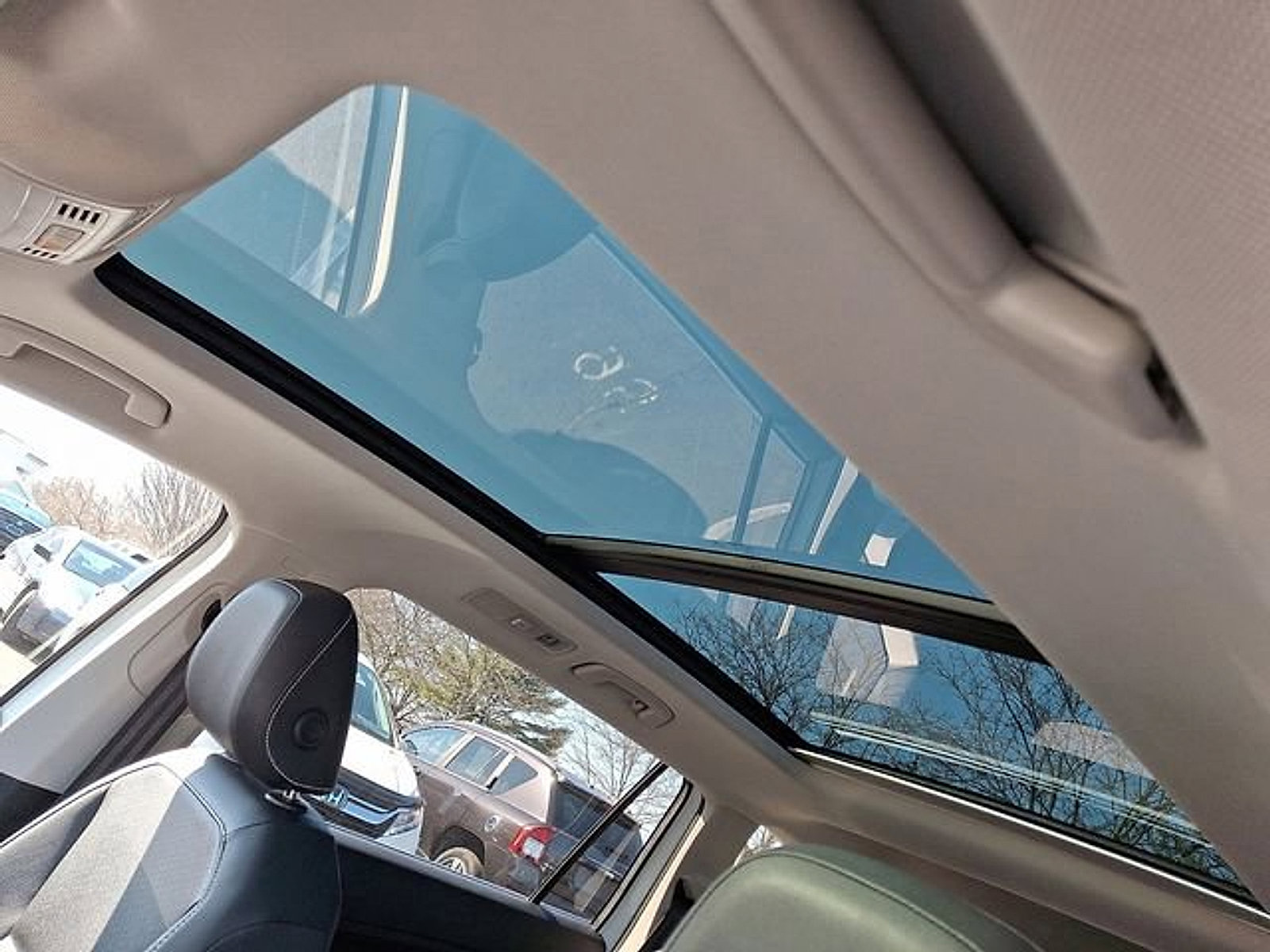 Used 2021 Volkswagen Tiguan SE w/ Panoramic Sunroof Package image 14