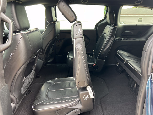 Used 2025 Chrysler Pacifica Limited FWD image 6