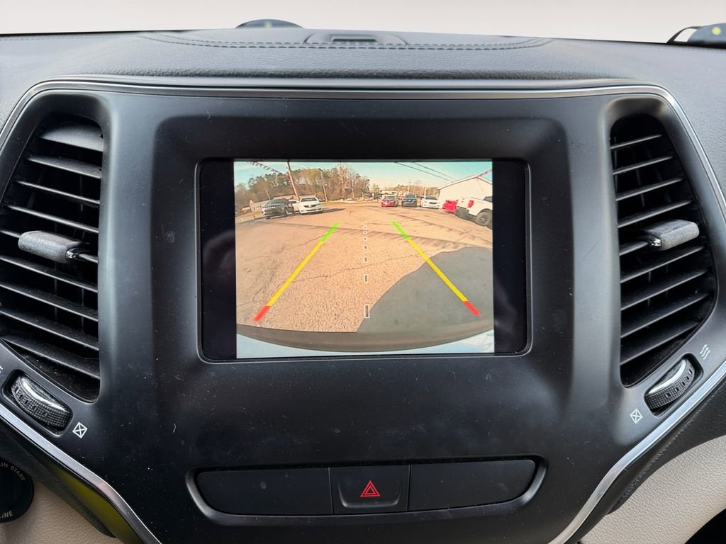 Used 2019 Jeep Cherokee Latitude w/ Popular Appearance Group FWD image 9