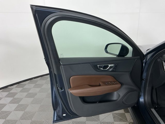 Used 2021 Volvo V60 T5 Cross Country image 11