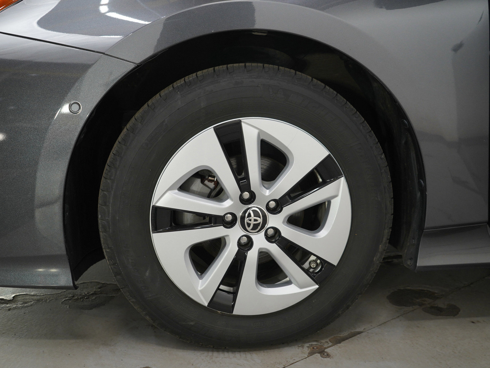 Used 2018 Toyota Prius Four w/ Advanced Technology Package FWD image 29