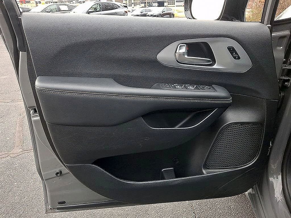 Used 2025 Chrysler Pacifica Limited FWD image 12