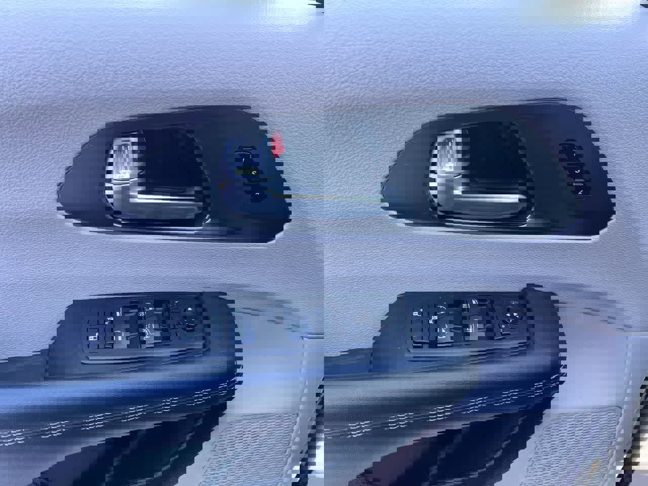 Used 2024 Chrysler Pacifica Touring-L image 13