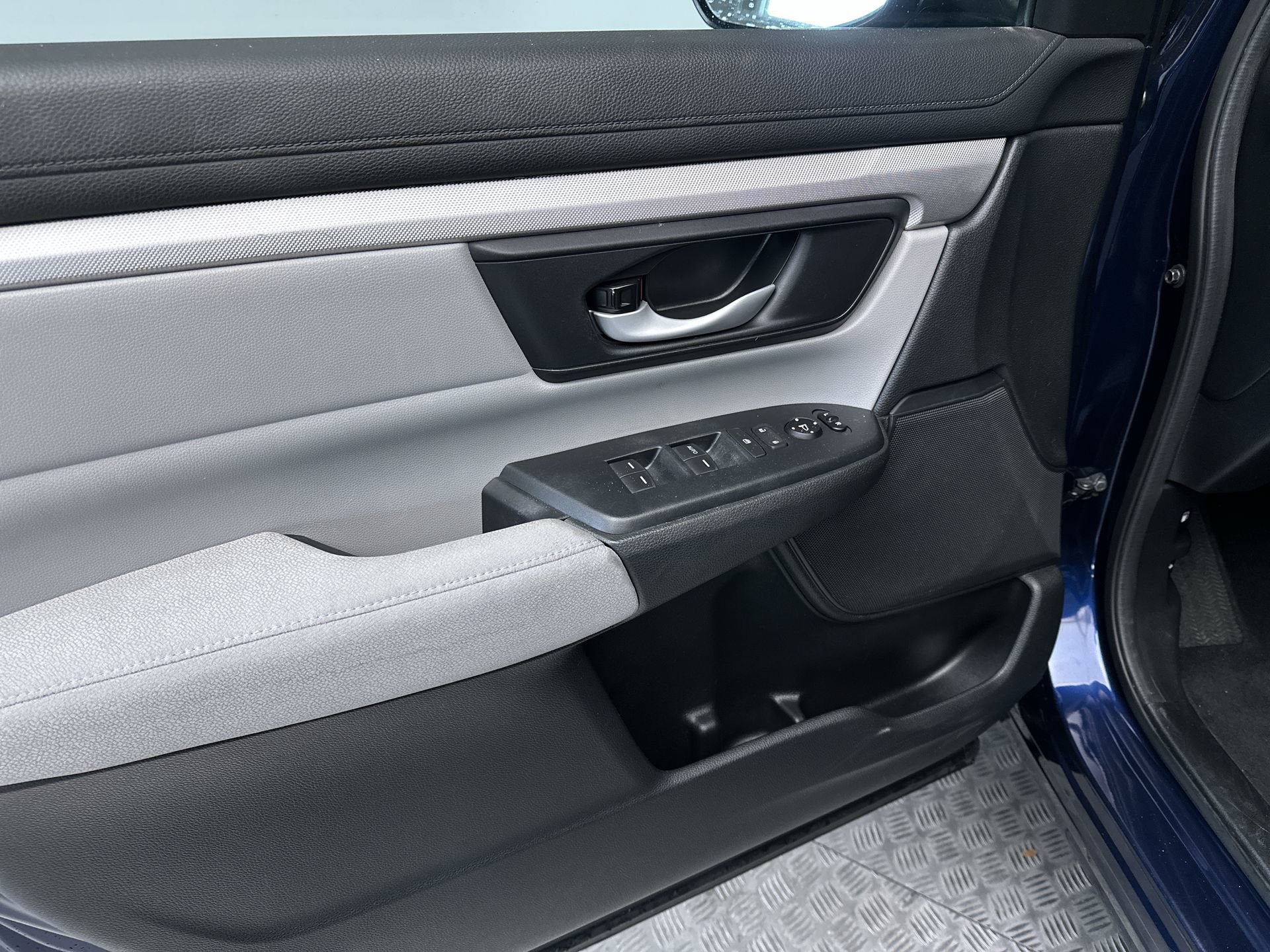 Used 2018 Honda CR-V LX image 15