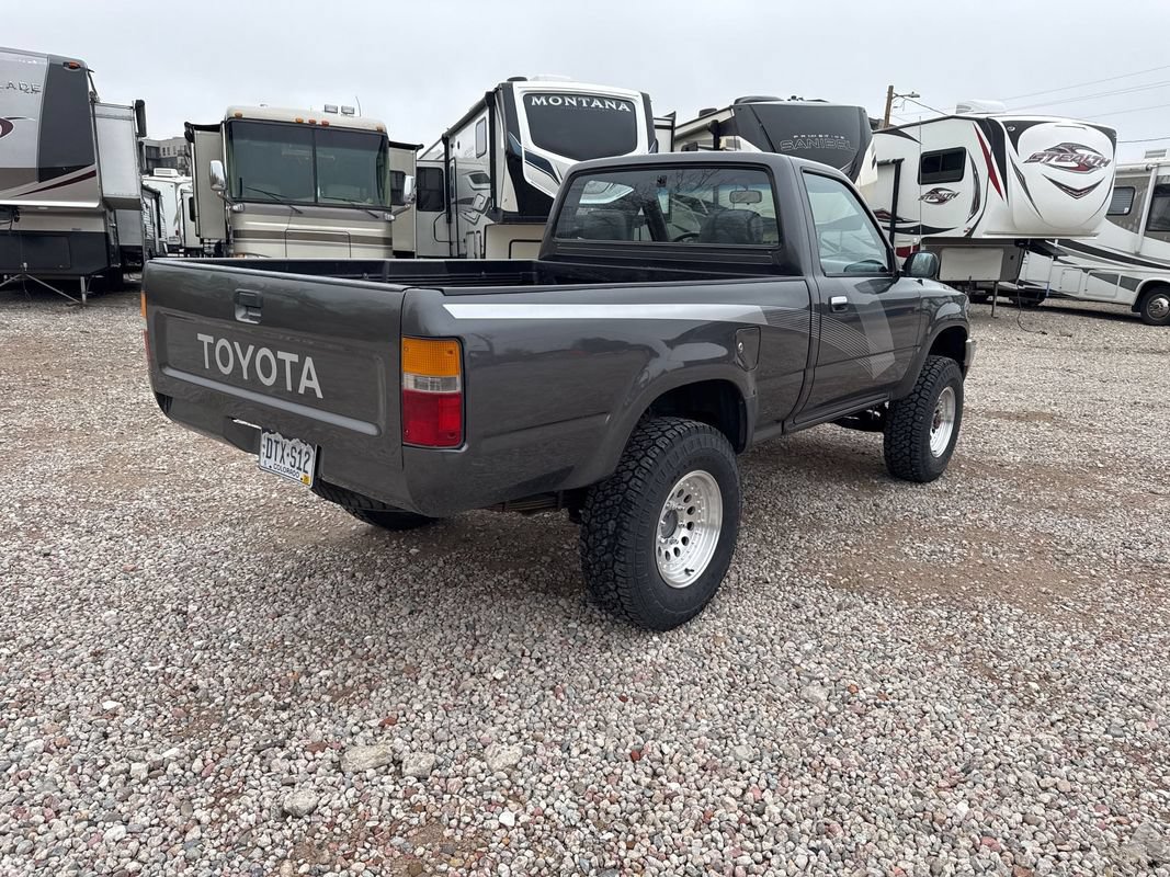 Used 1989 Toyota Pickup Deluxe AWD/4WD image 3
