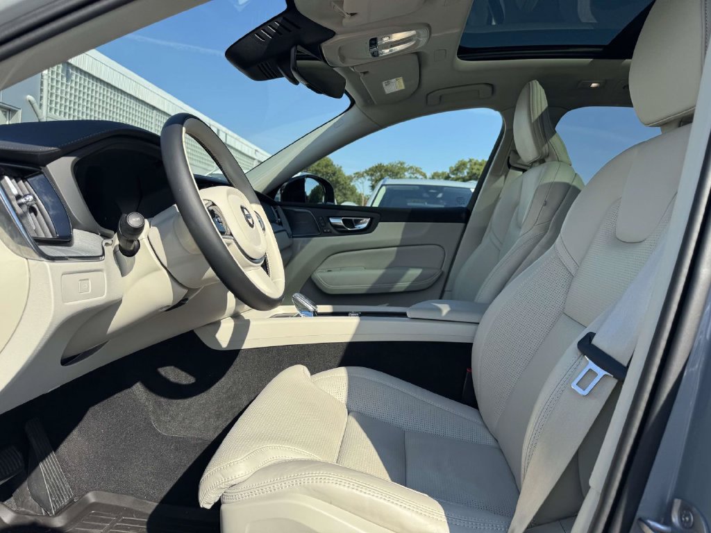 Certified 2025 Volvo XC60 B5 Ultra w/ Protection Package Premier AWD/4WD image 13