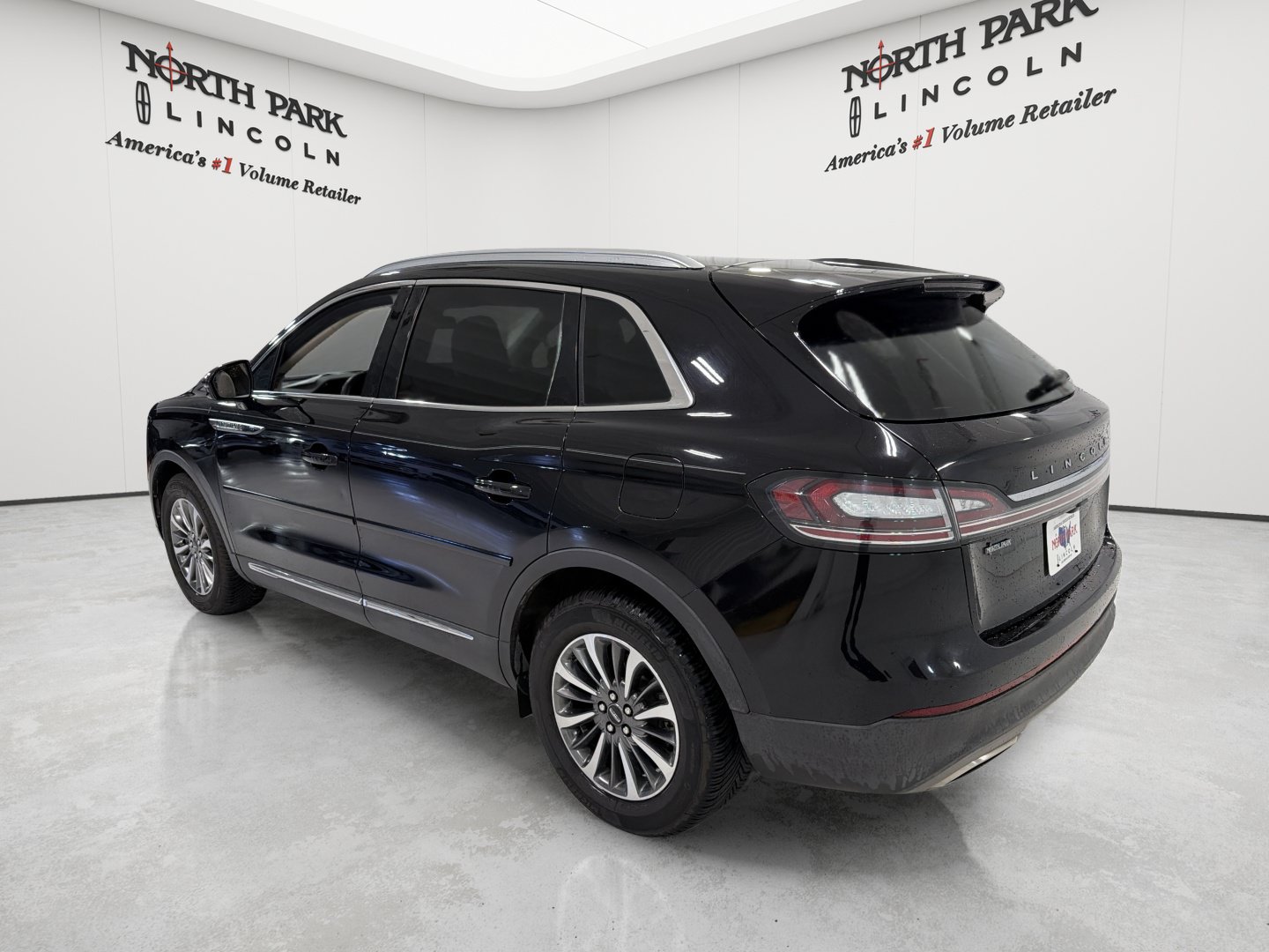 Used 2021 Lincoln Nautilus FWD w/ Equipment Group 101A image 3