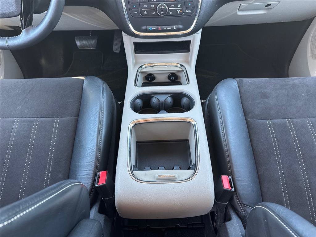 Used 2014 Chrysler Town & Country Touring-L FWD image 19