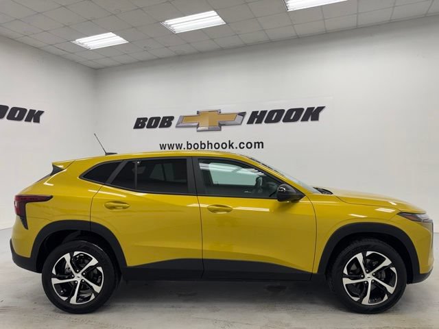 Used 2024 Chevrolet Trax RS w/ Sunroof Package FWD image 4