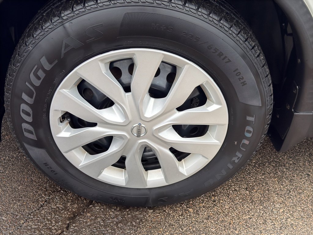 Used 2017 Nissan Rogue S w/ S Appearance Package image 9