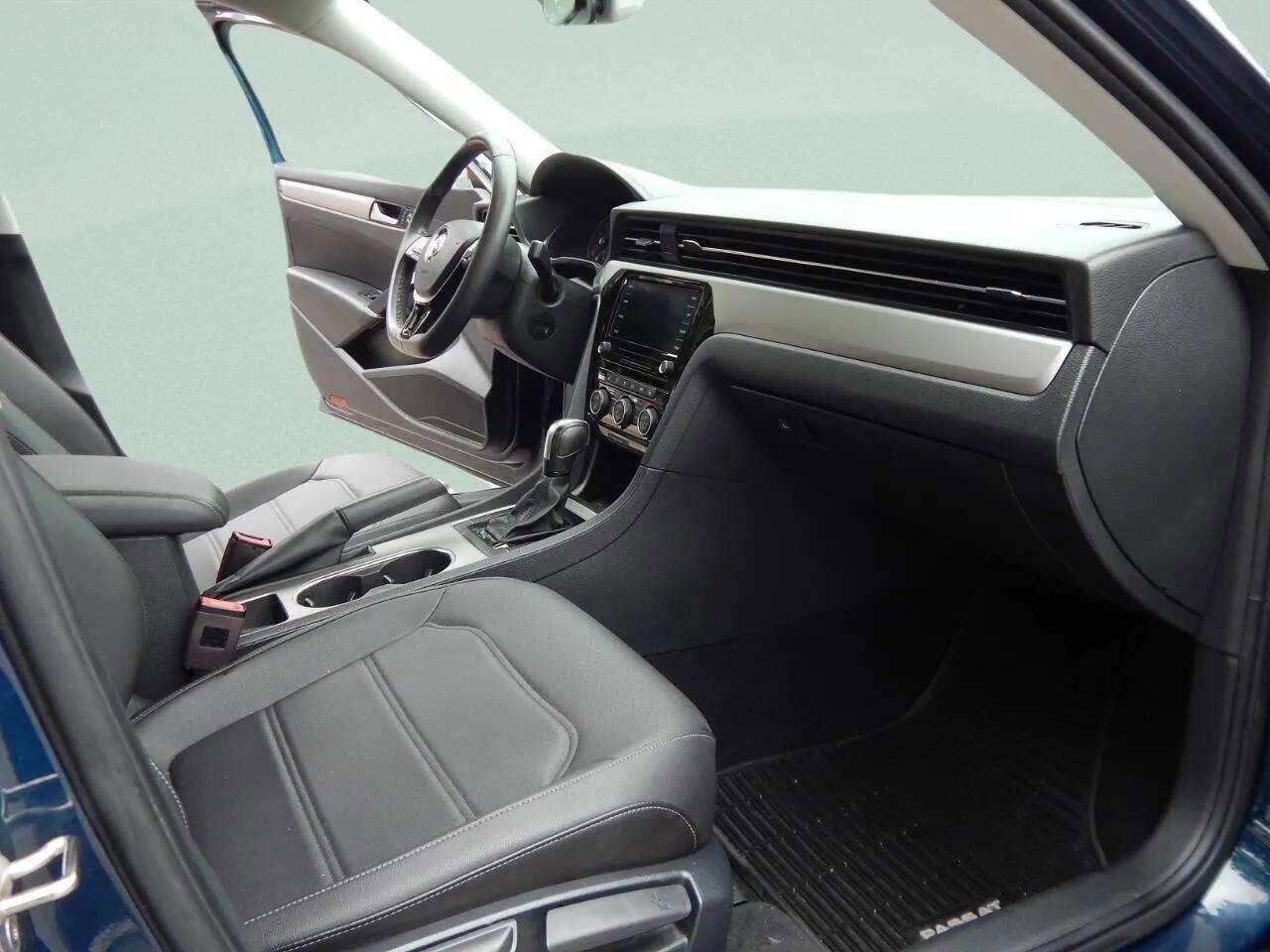 Used 2022 Volkswagen Passat 2.0T SE image 19