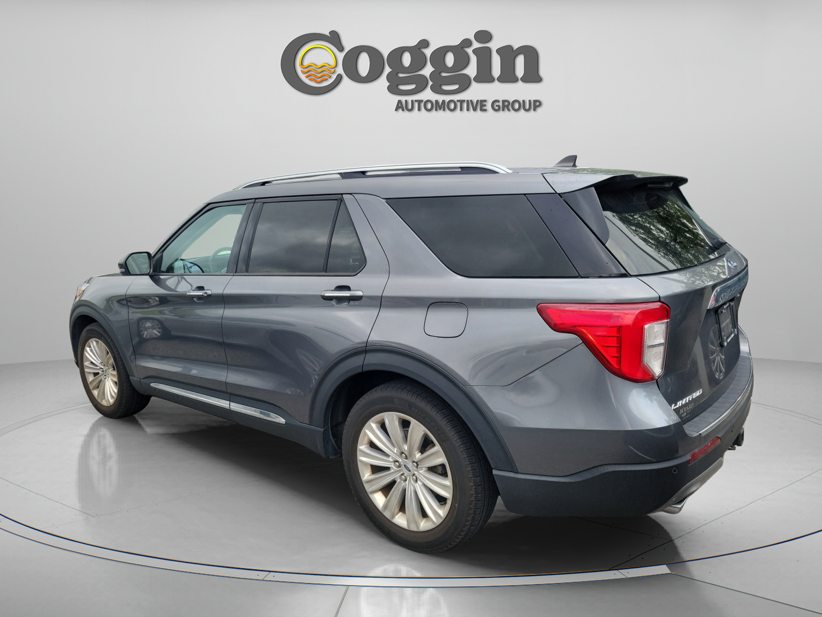 Used 2024 Ford Explorer Limited w/ Limited Technology Package RWD image 3