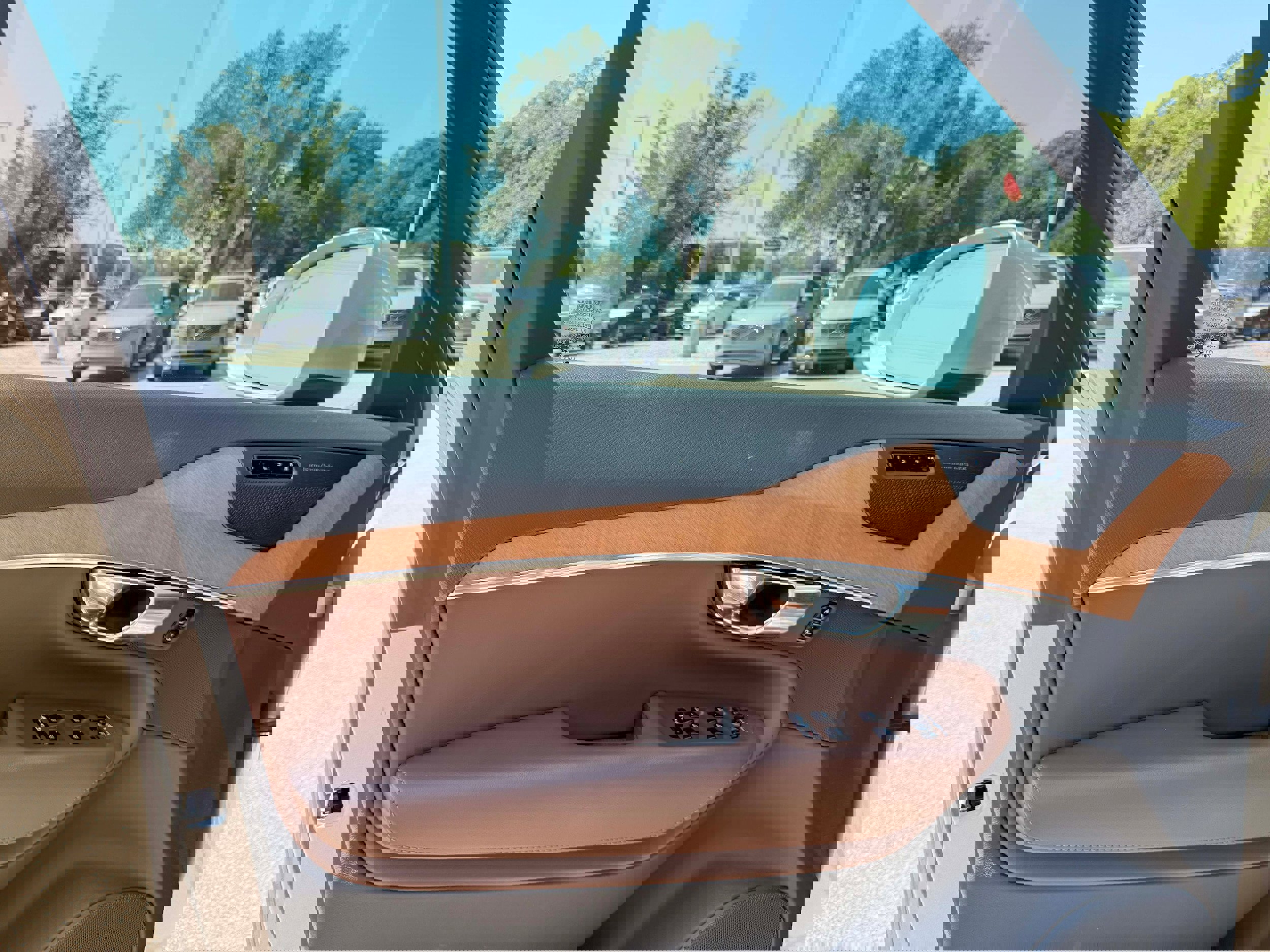 Certified 2025 Volvo XC90 T8 Plus w/ Protection Package Premier image 9