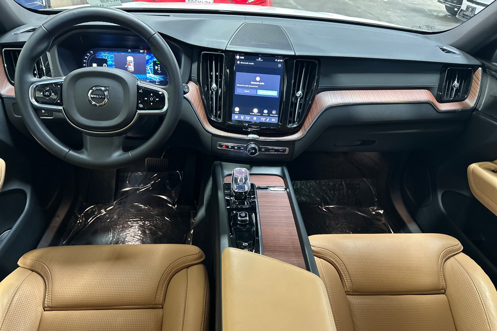 Certified 2024 Volvo XC60 T8 Ultimate w/ Protection Package Premier AWD/4WD image 3
