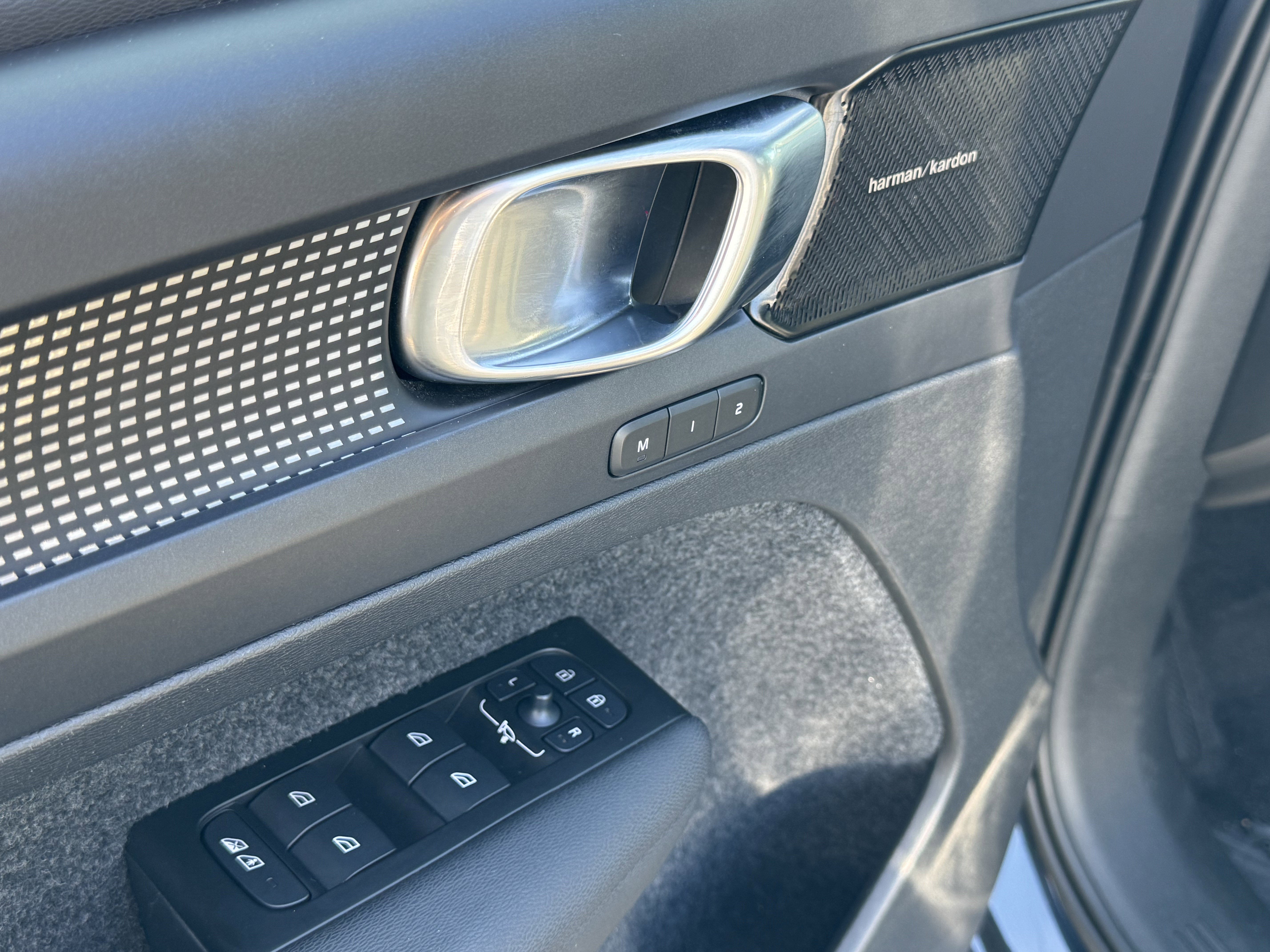 Used 2022 Volvo XC40 P8 Recharge Ultimate image 13