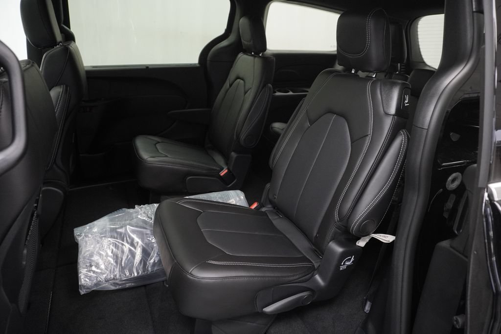 New 2027 Chrysler Pacifica Select AWD/4WD image 17