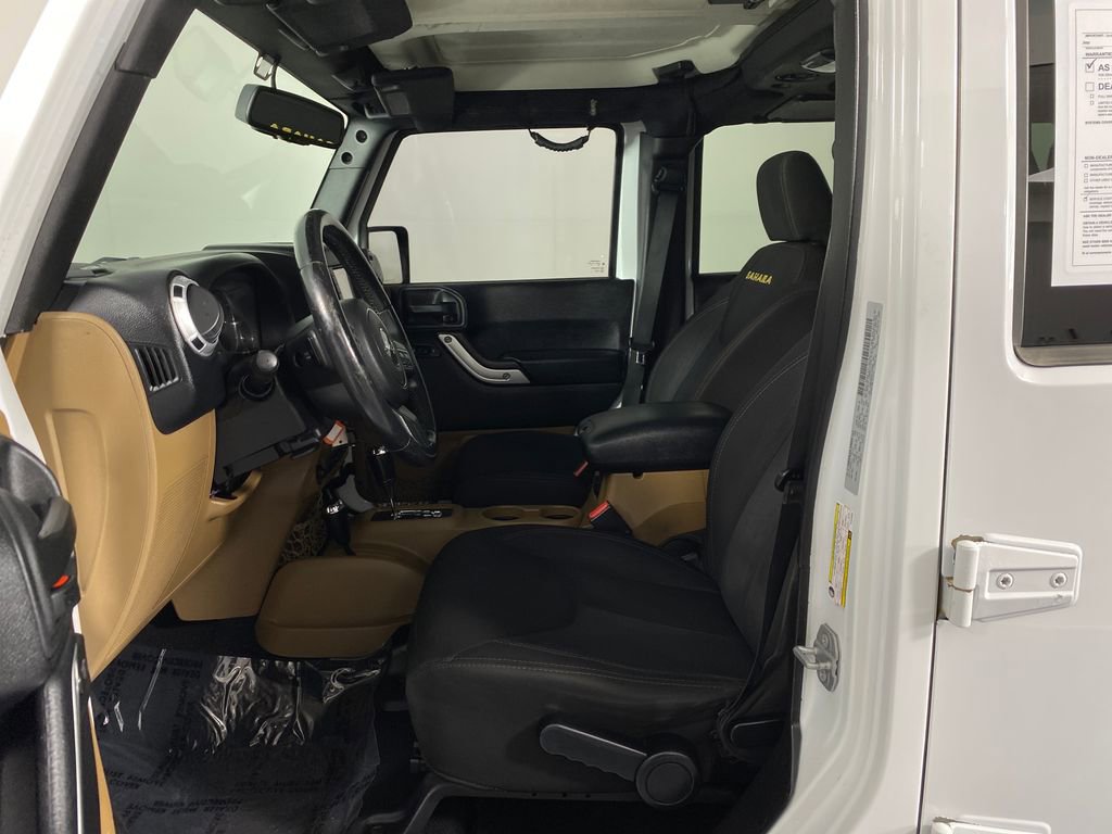 Used 2015 Jeep Wrangler Unlimited Sahara w/ Connectivity Group image 6
