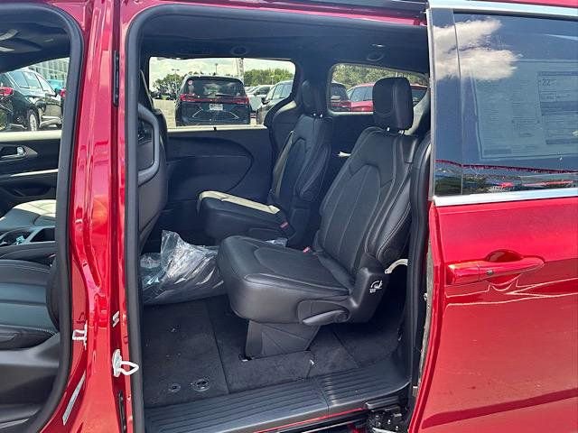 New 2025 Chrysler Pacifica Select image 9