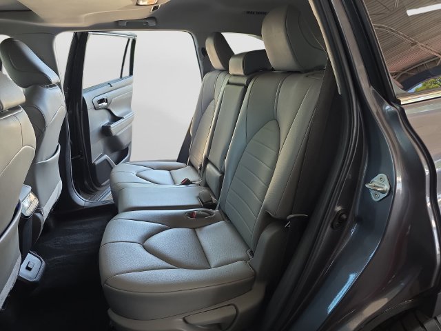 Used 2021 Toyota Highlander XLE FWD image 36