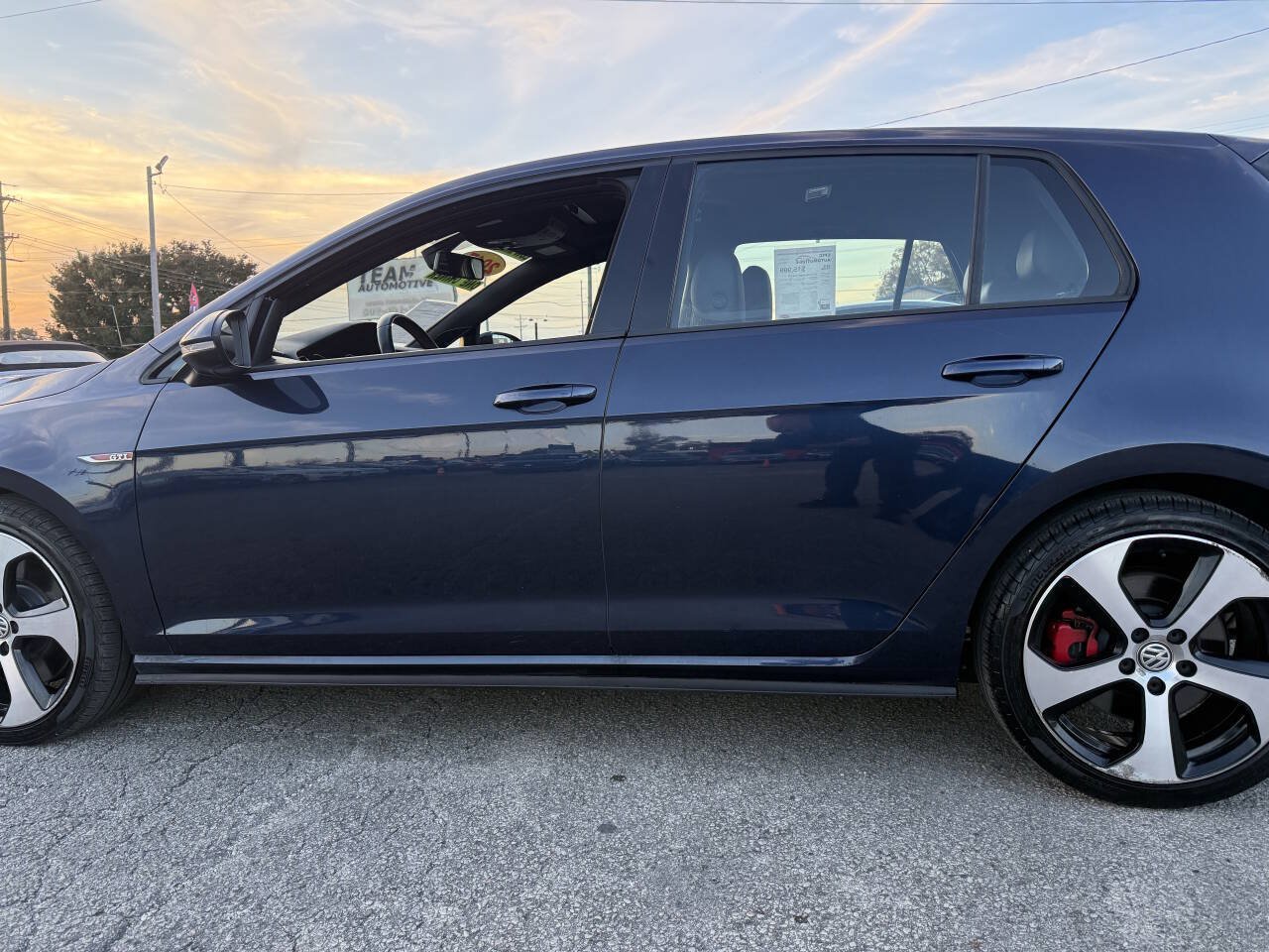 Used 2017 Volkswagen GTI SE FWD image 9