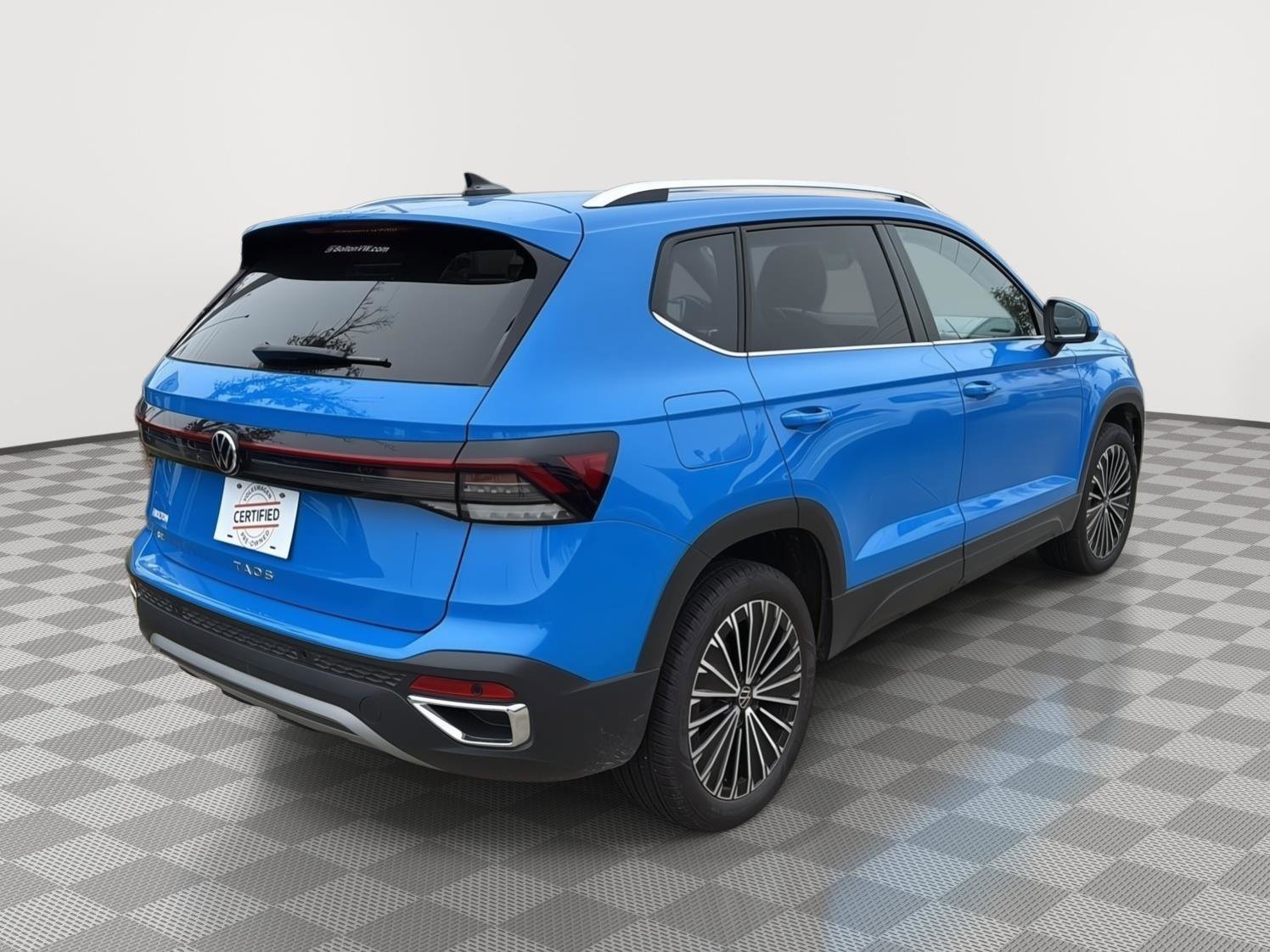 Certified 2025 Volkswagen Taos SE w/ Panoramic Sunroof Package image 5