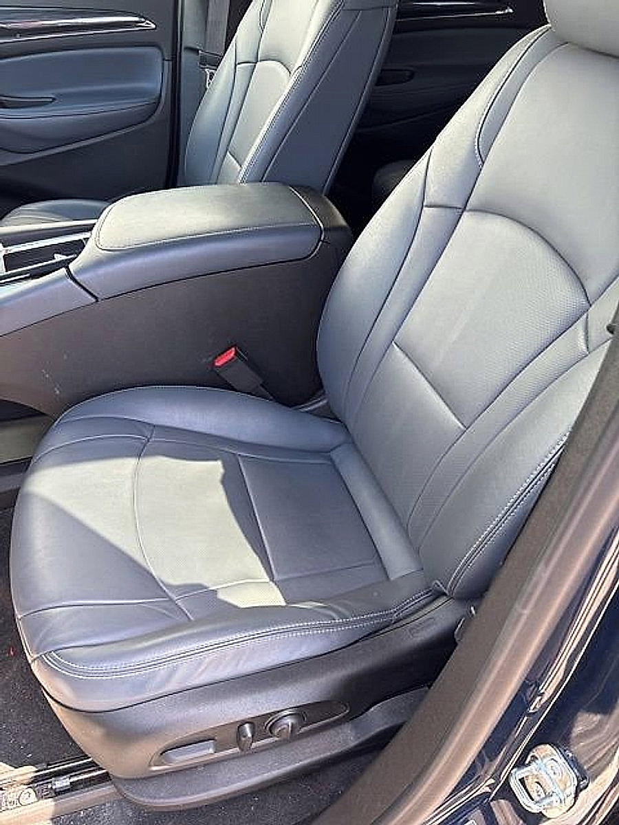 Used 2024 Buick Enclave Essence image 5