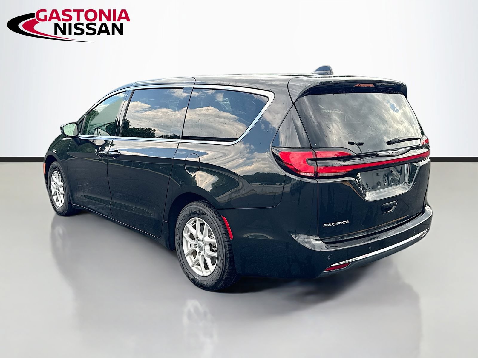 Used 2023 Chrysler Pacifica Touring-L FWD image 6