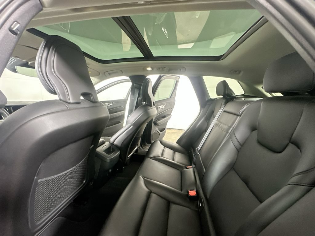 Used 2023 Volvo XC60 B5 Core AWD/4WD image 13
