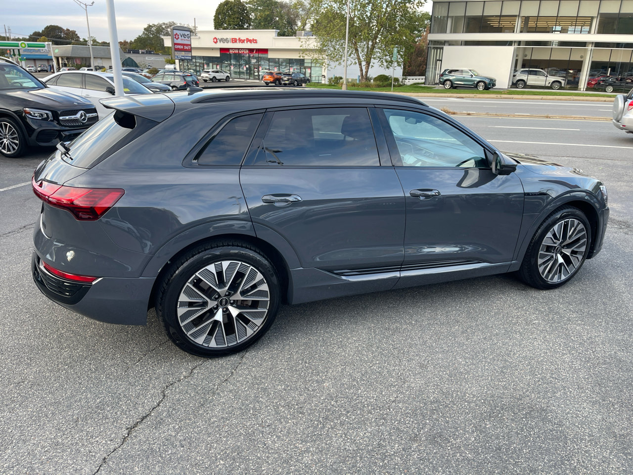 Used 2024 Audi Q8 e-tron Premium Plus w/ Premium Plus Package image 29