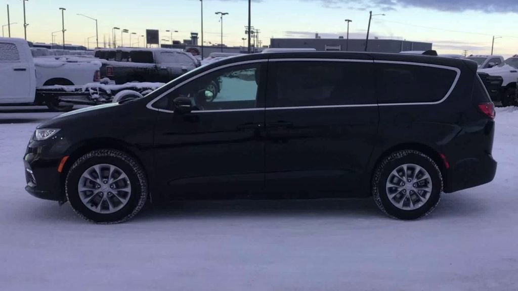 New 2026 Chrysler Pacifica Select image 5