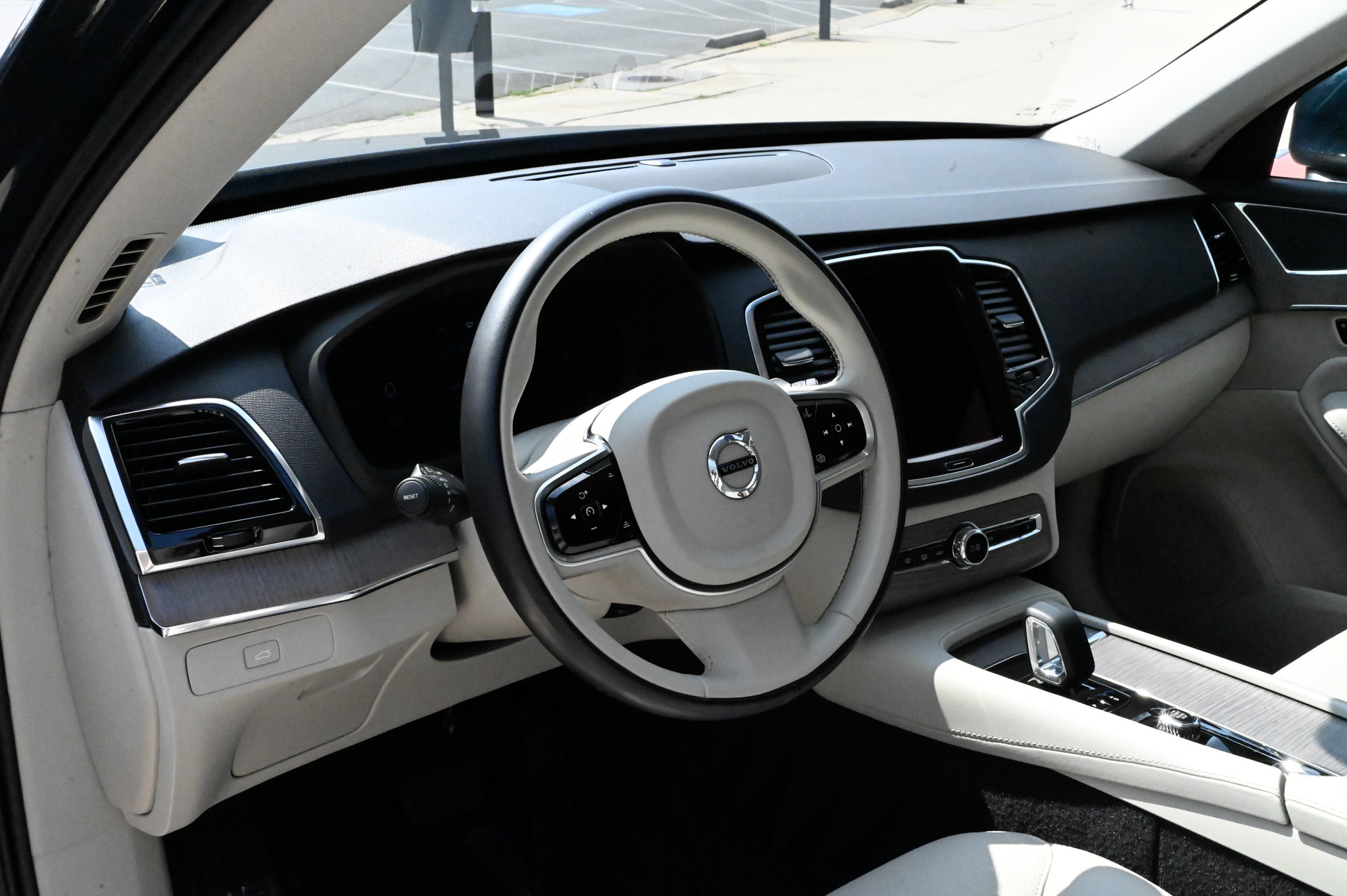 Used 2023 Volvo XC90 B6 Plus AWD/4WD image 16