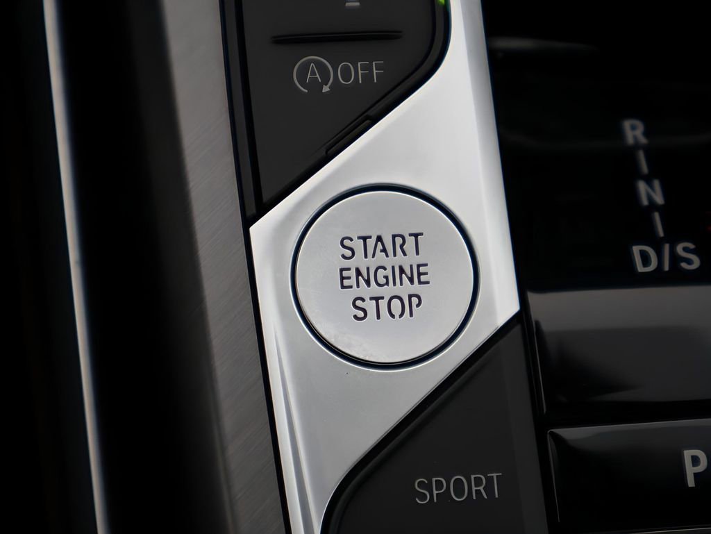 Used 2025 BMW 330i xDrive Sedan AWD/4WD image 31