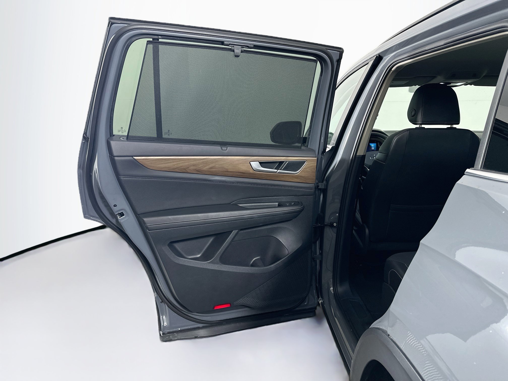 Used 2025 Volkswagen Atlas SE AWD/4WD image 25