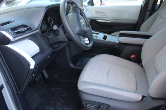 New 2026 Toyota Sienna LE FWD image 11
