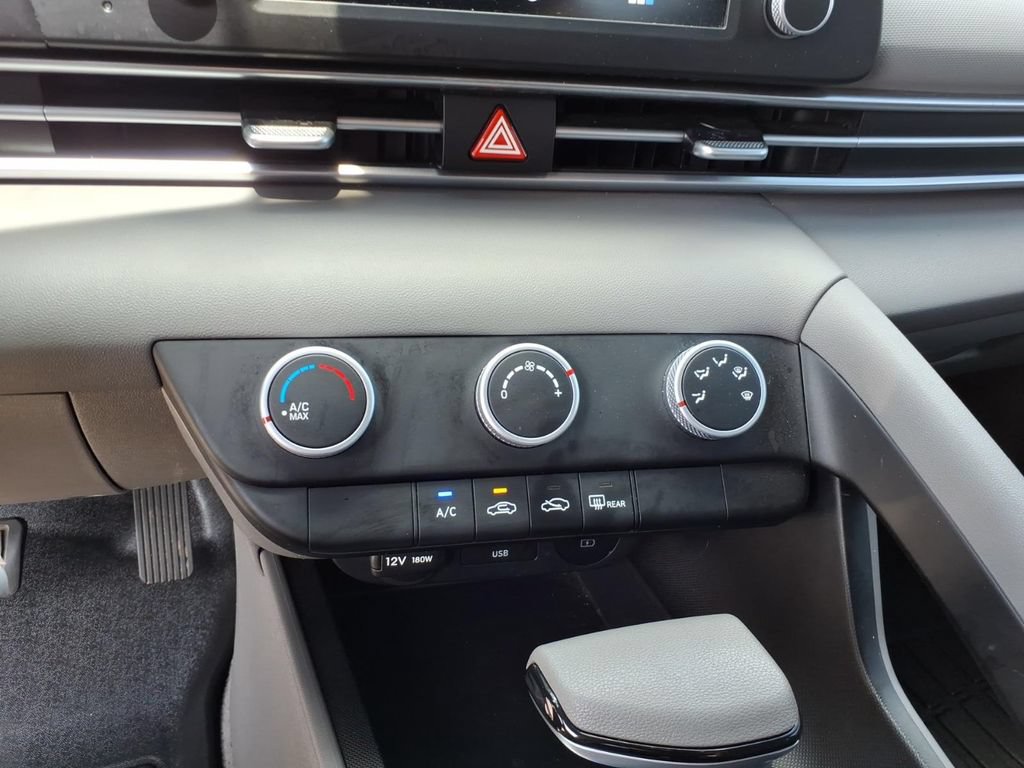 Used 2025 Hyundai Elantra SE FWD image 10
