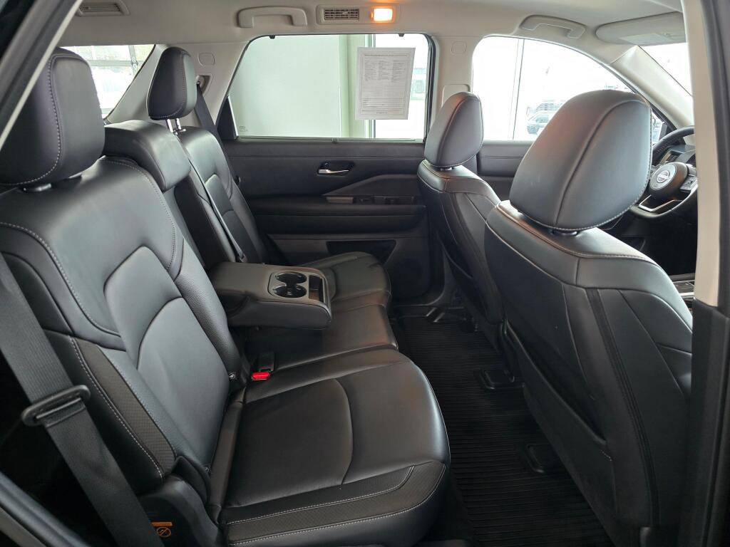 Used 2025 Nissan Pathfinder SL image 42