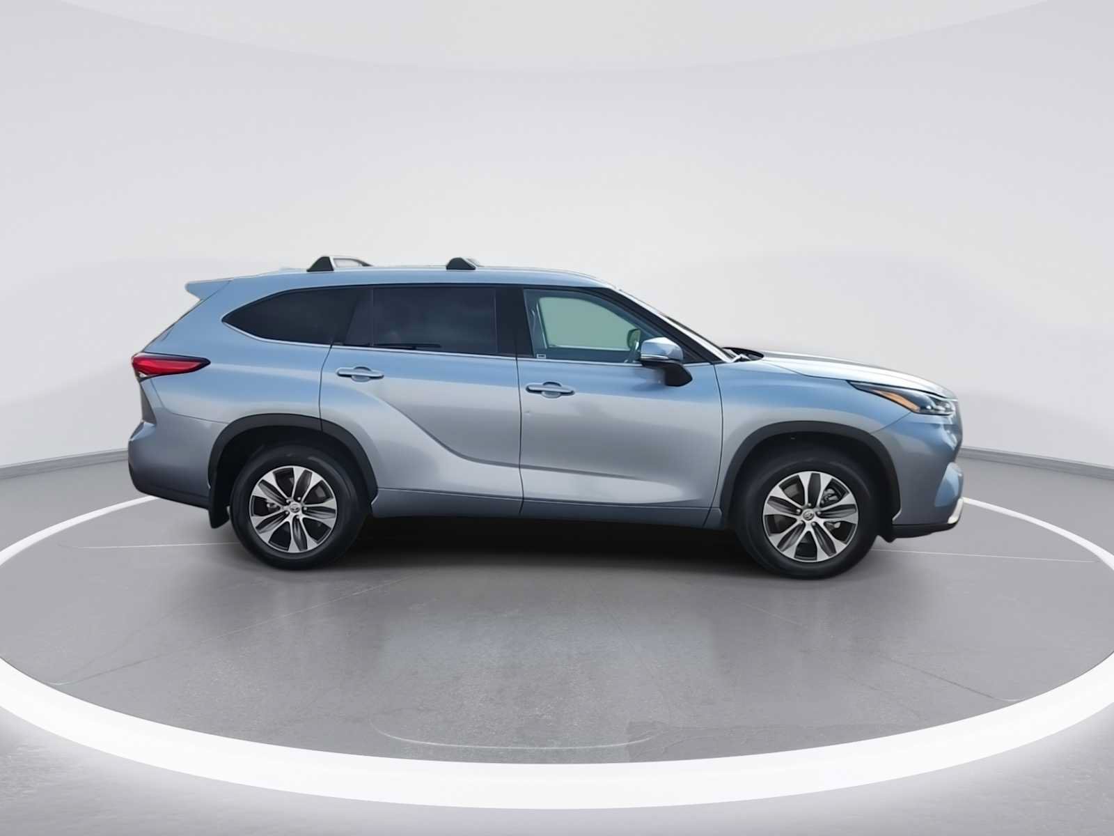 Certified 2022 Toyota Highlander XLE AWD/4WD image 9